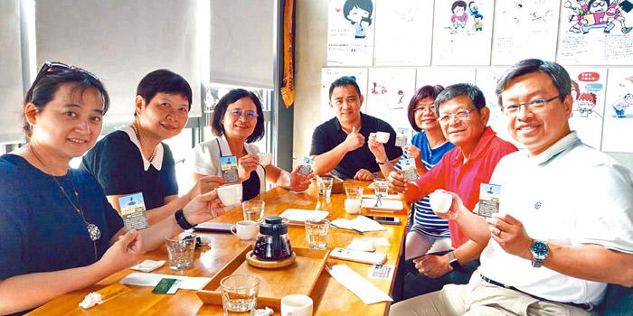 賴文鴻長老（中）與弟兄姊妹分享充滿讚美與祝福的咖啡