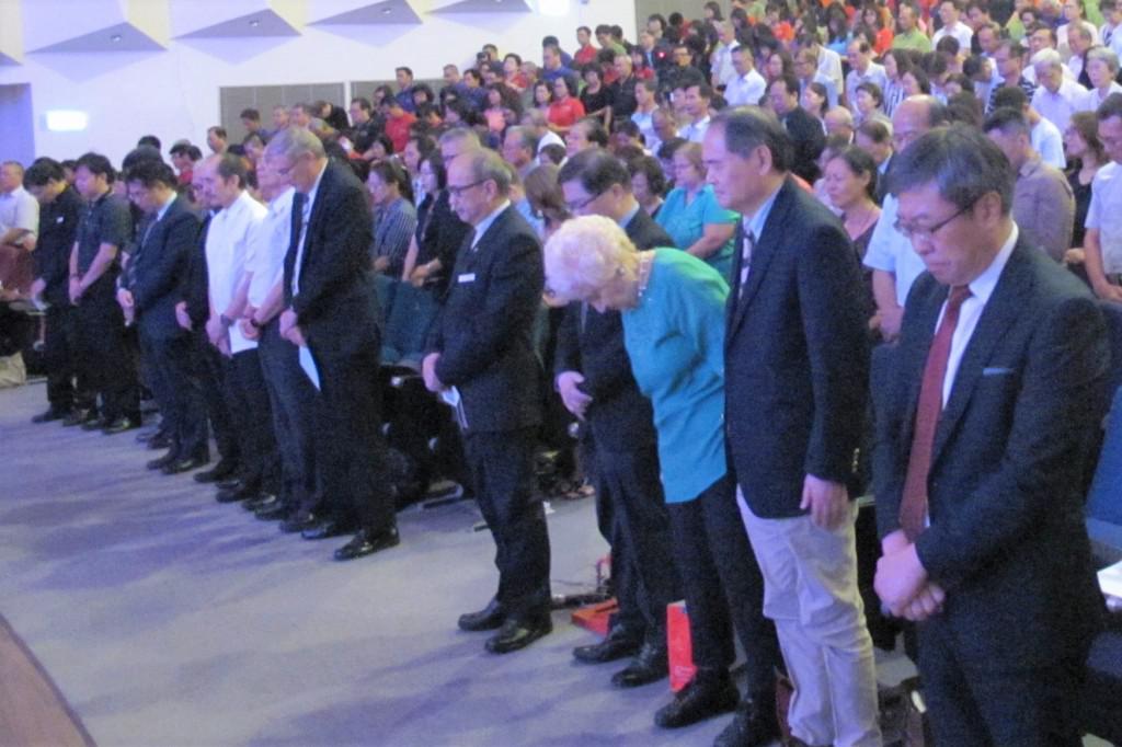 台南聖教會90週年禮拜，李孟諺市長（右四）與彭蒙惠老師（右三）、杜明達牧師（右一）相見歡一起禱告（本報資料照片）