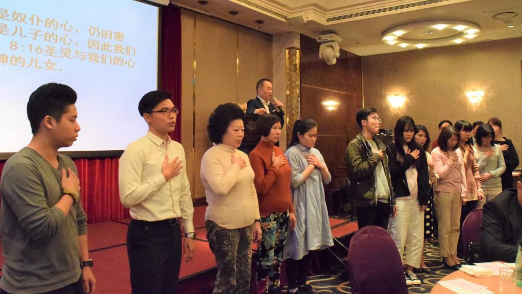 蔡純清董事長帶領參加福音聚會的朋友們禱告