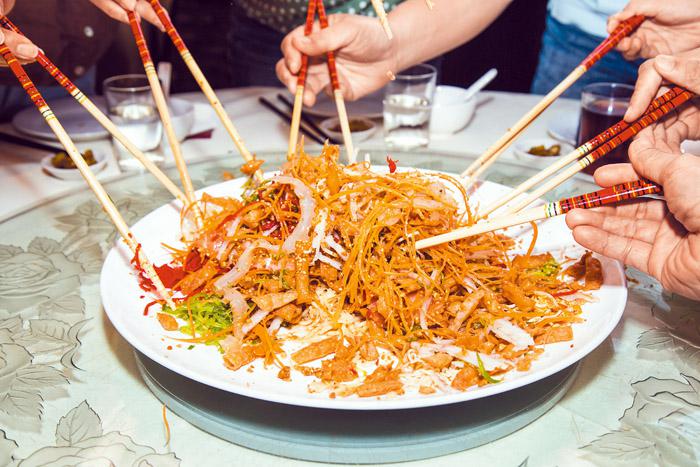 【異國過新年】吃盆菜撈魚生大團拜 港馬新年習俗大不同