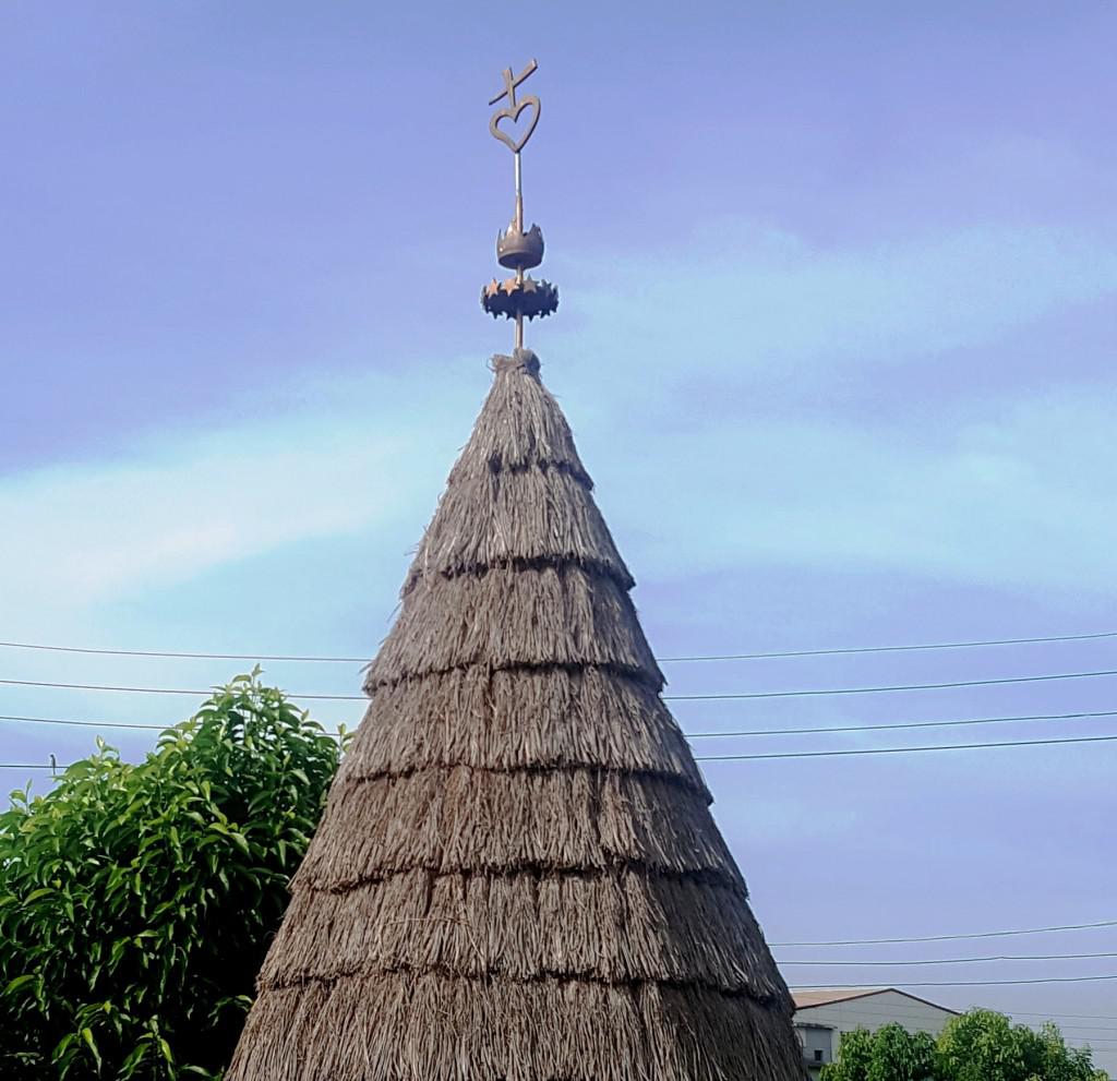 台南菁寮天主堂堆疊稻草的錐形金字塔