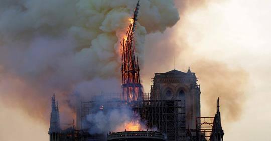 巴黎聖母院大火, 臉友在聖母院粉專上傳現場情況。