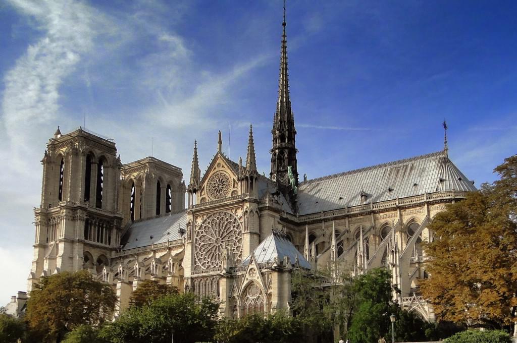 巴黎聖母院大教堂屬哥德式建築，是巴黎最具代表性的歷史古蹟與宗教場所。