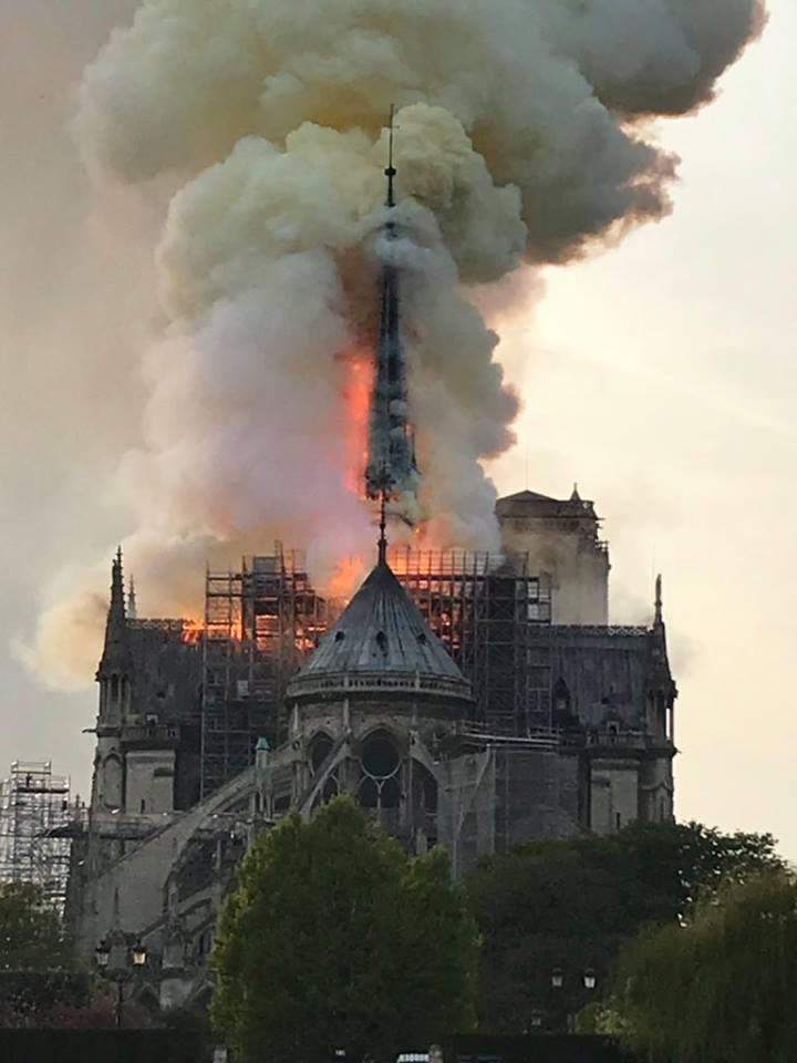 巴黎聖母院大火, 群眾在聖母院粉專上傳現場情況。