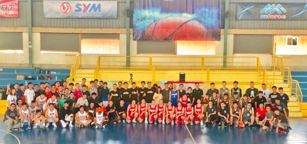 在東馬「一球一心」國際籃球交流營會各國青年代表全體合照