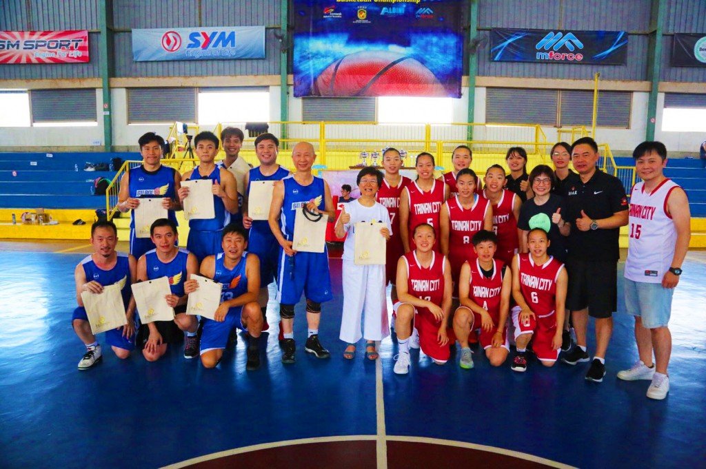 左為桃園平鎮浸信會「Taoyuan Unite」籃球隊、中間為香港611靈糧堂張恩年牧師師母、右為永仁女籃及時超傑教（受訪者提供）