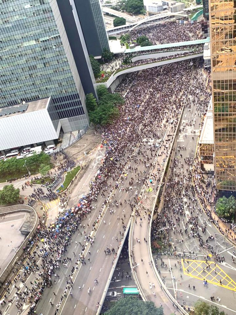 百萬香港居民上街頭。(金水fb)