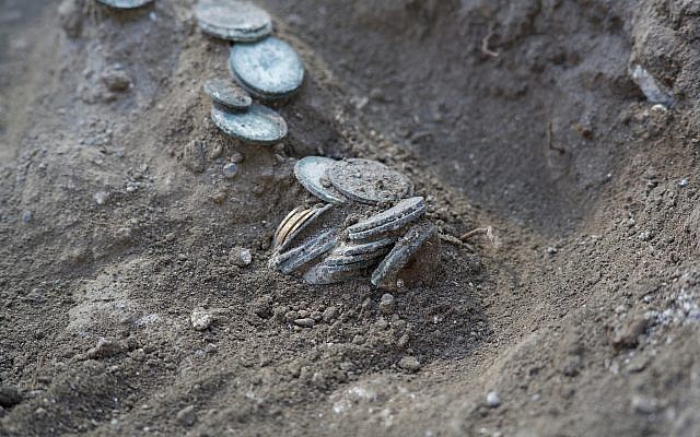 在教堂100米處外的羅馬村莊挖掘到的硬幣（照片來源：FB@Zachary Wong）