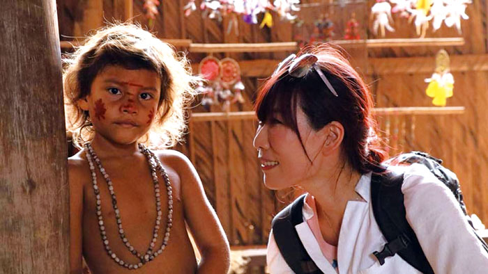 與亞馬遜雨林部落小孩