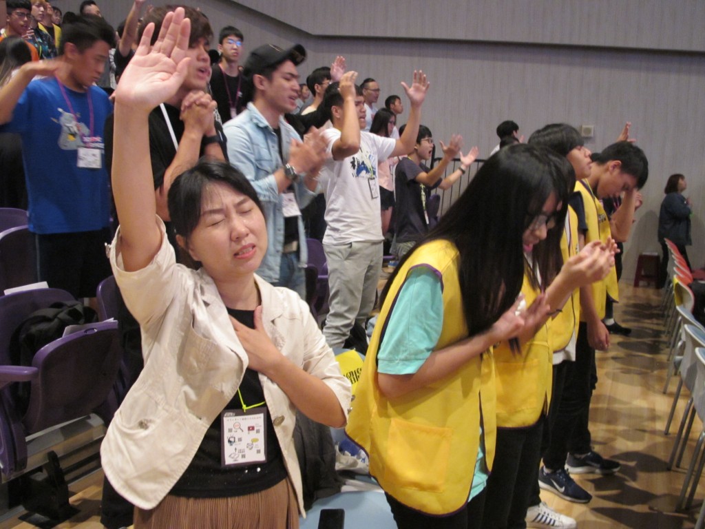 青年人流淚舉手回應神