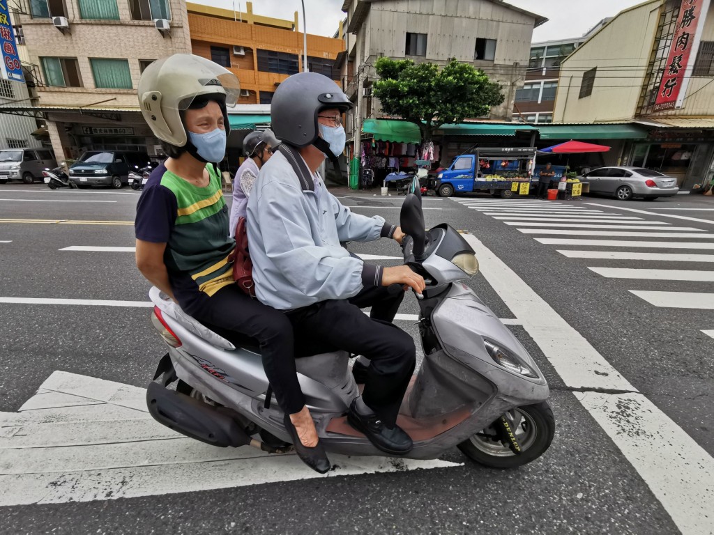 王牧師夫婦騎車會記得要戴口罩防空汙