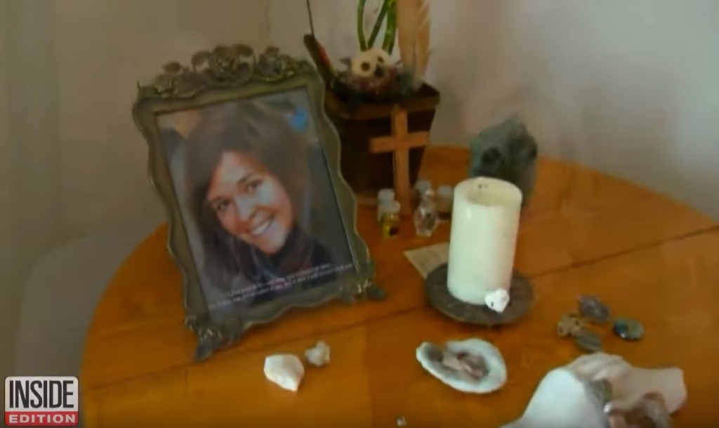 穆勒家中擺設她的照片紀念她。（圖片來源：YouTube@Inside Edition影片截圖）