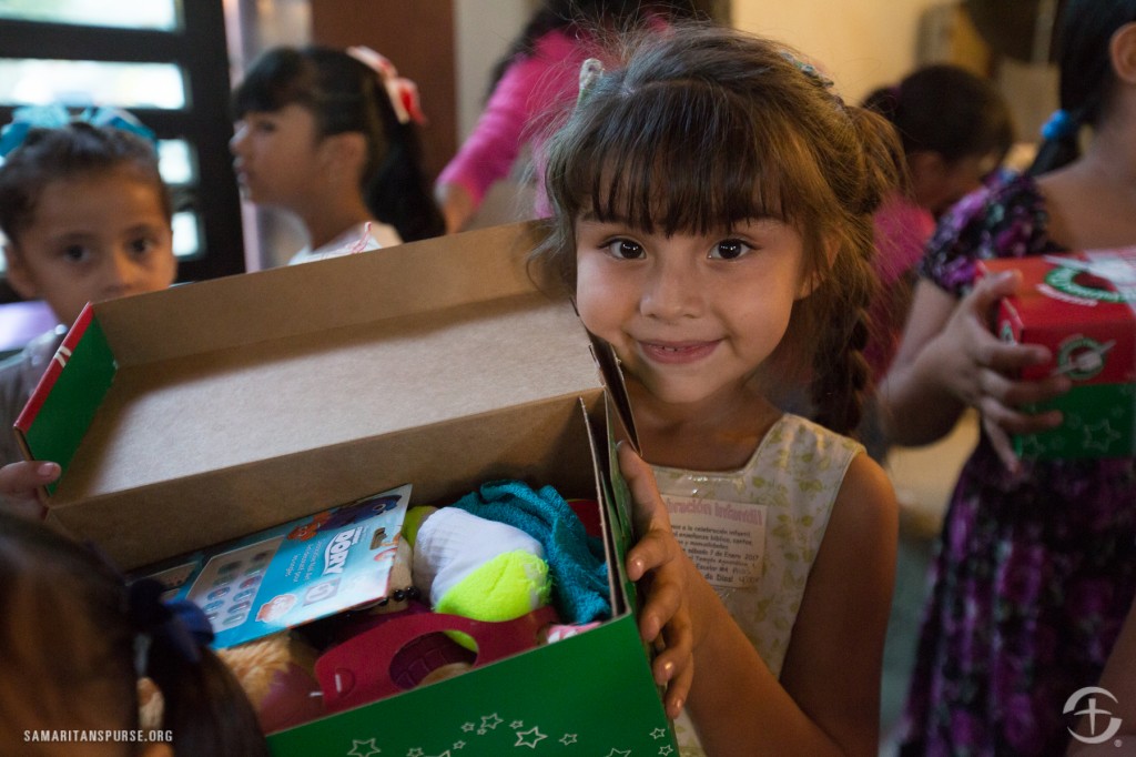 拿到聖誕鞋盒的墨西哥兒童變成福音小天使。（圖片來源：samaritanspurse.org）