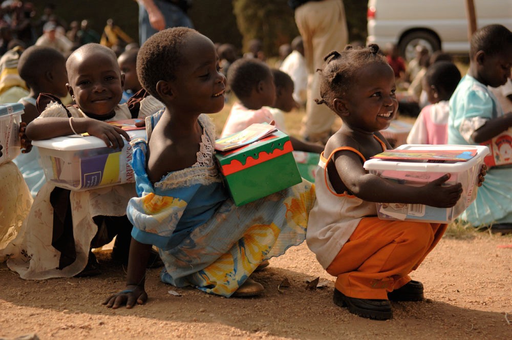 烏干達兒童拿到聖誕鞋盒知道了世界上還有人關心他們。（圖片來源：samaritanspurse.org）
