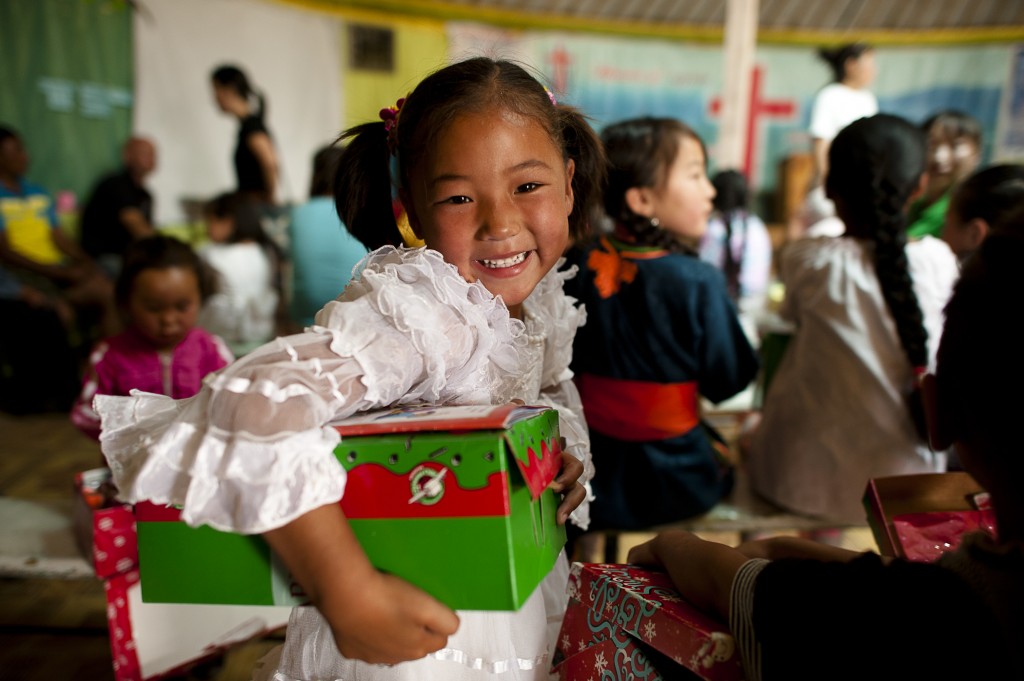 蒙古兒童拿到聖誕鞋盒明白了上帝的愛。（圖片來源：samaritanspurse.org）