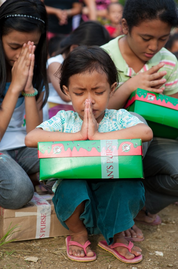 菲律賓兒童拿到聖誕鞋盒，合掌感謝主。（圖片來源：samaritanspurse.org）
