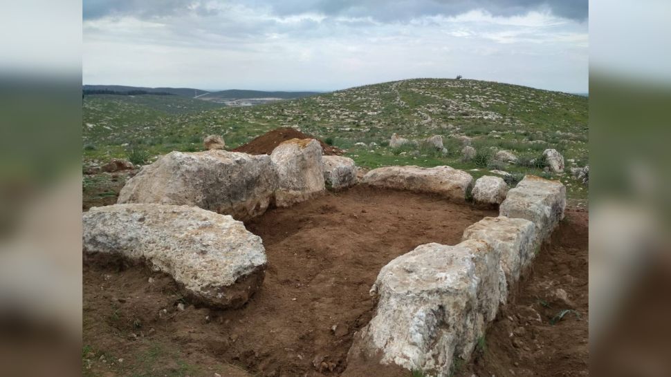 軍人參與挖出古代的守望台。(Image credit: Israel Antiquities Authority)