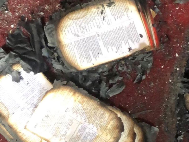 燒毀的聖經的頁面散落在被毀壞的教堂地板上。（圖／barnabasfund.org）