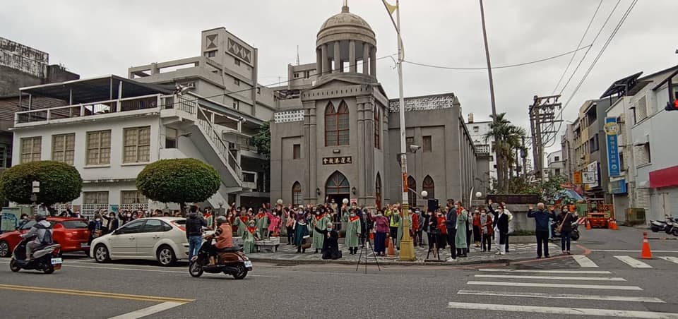 花蓮港教會復活節主日後在教會門口為城市國家及全球疫情祈禱