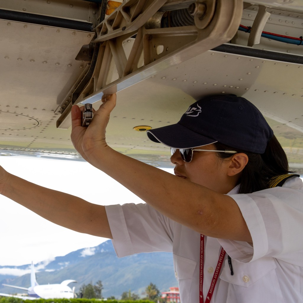 Joyce Lin 在起飛前檢查飛機狀況。她在這個工作上已累積十年經驗。（圖／MAF臉書）