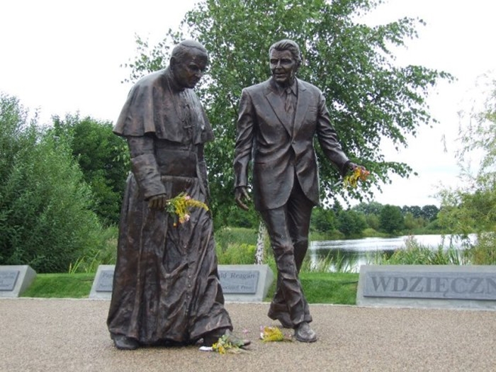 波蘭格但斯克雷根總統公園裡面，雷根和若望保祿二世的雕像，（圖／wiki）