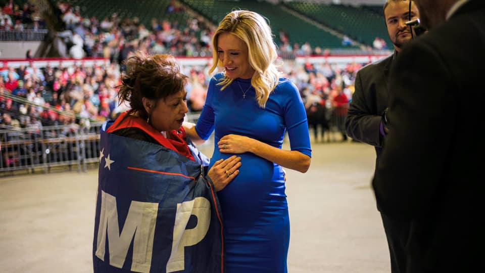 川普支持著摸著懷孕時的她的肚子。（圖／Kayleigh McEnany臉書）