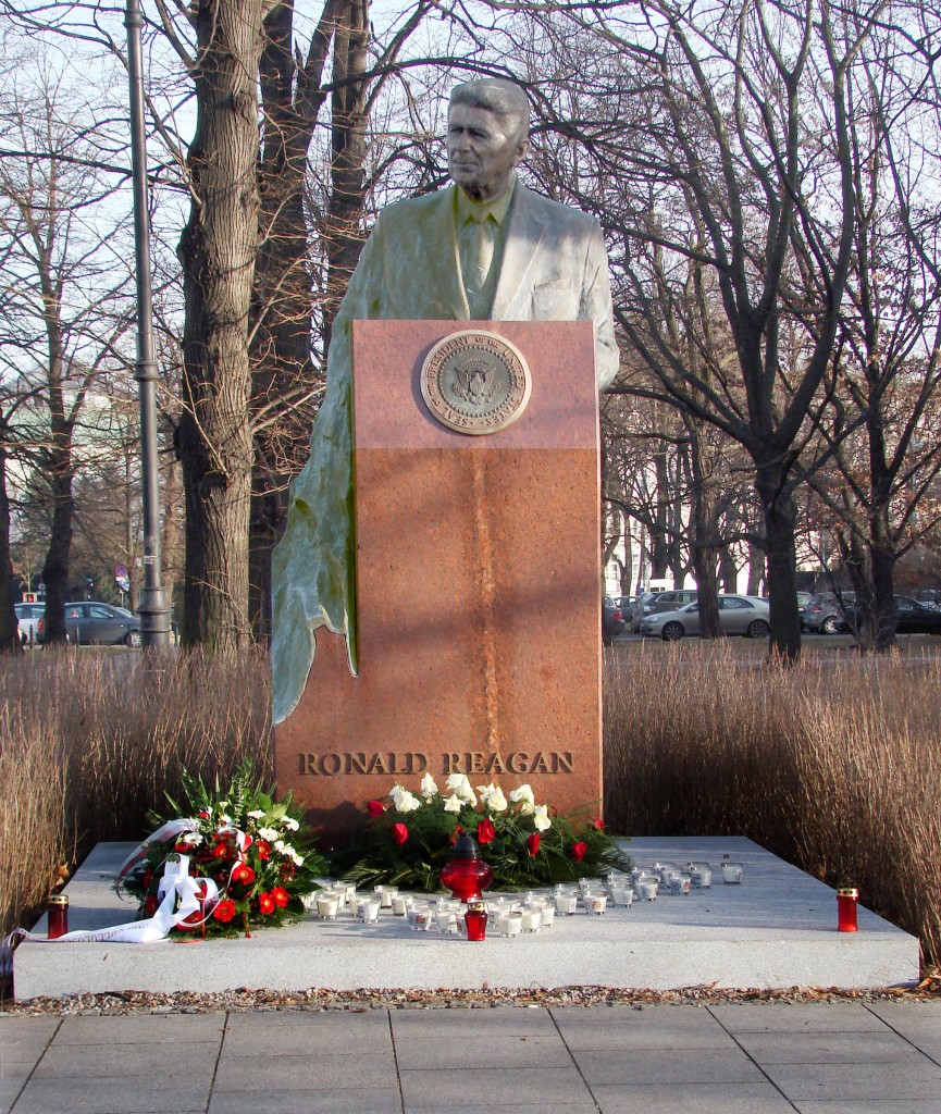 華沙面向美國大使館的雷根紀念碑。（圖／wiki）