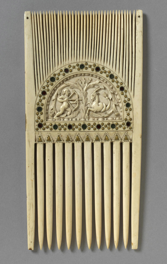 圖5. 射手座箭指摩羯座；象牙梳；九世紀；出自梅斯 地區（Metz）；維多利亞與亞伯特博物館典藏；倫敦