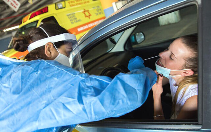 2020年4月30日，醫療人員在耶路撒冷沙勒澤德克醫療中心 (Shaare Zedek Medical Center) 幫一名女性進行病毒篩檢。(Nati Shohat/Flash90)