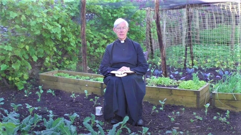 威利斯牧師有時還會在菜園裏進行早晨靈修直播，非常有趣。（圖/Canterbury Cathedral's Twitter）
