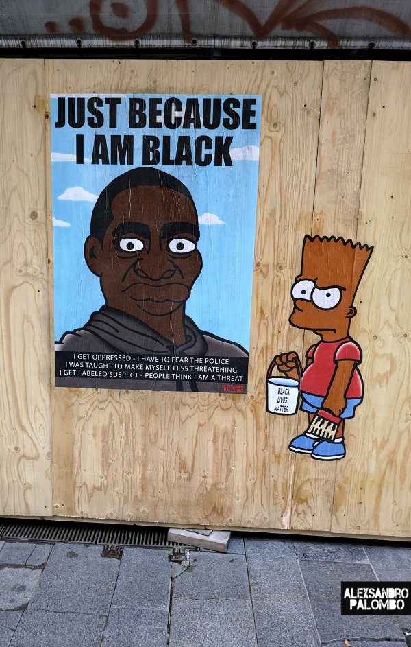 美國被白人警察壓頸而死的非裔男子佛洛伊德的塗鴉畫作，控訴種族歧視。（圖／twitter@@PalomboArtist）