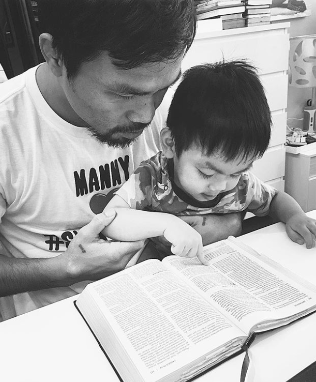 和兒子讀聖經。（圖／Manny Pacquiao臉書）