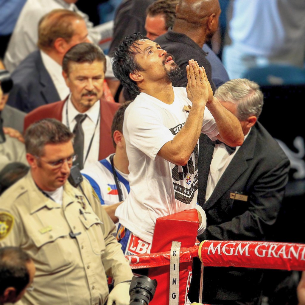 拳擊舞台上祈求靠主得勝。（圖／Manny Pacquiao臉書）