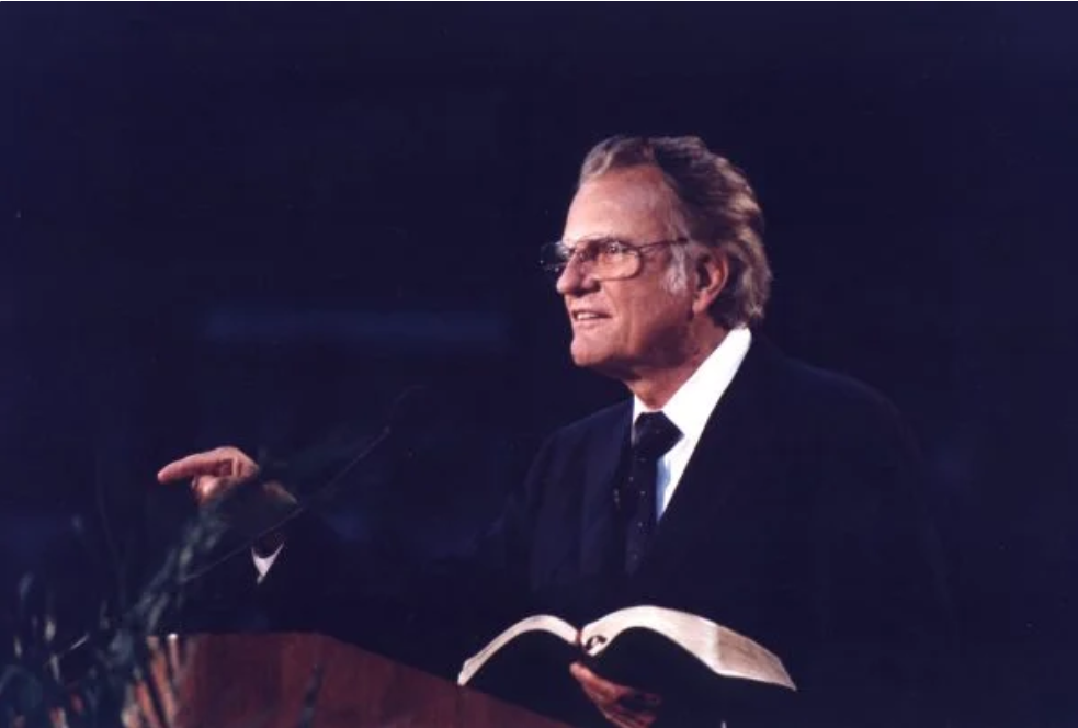 1990紐約手拿聖經講道。（圖／billygraham.org)