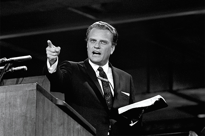 1960年代手拿聖經講道。（圖／billygraham.org)