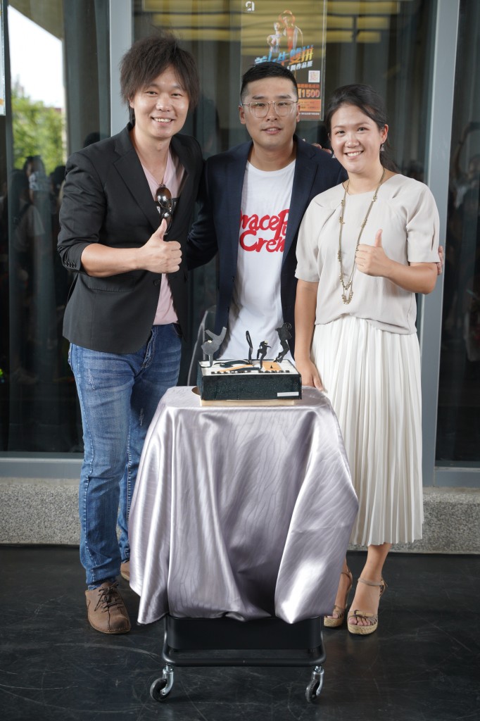 世界甜點冠軍陳立喆師傅（左）製作Logo造型蛋糕前來祝賀。