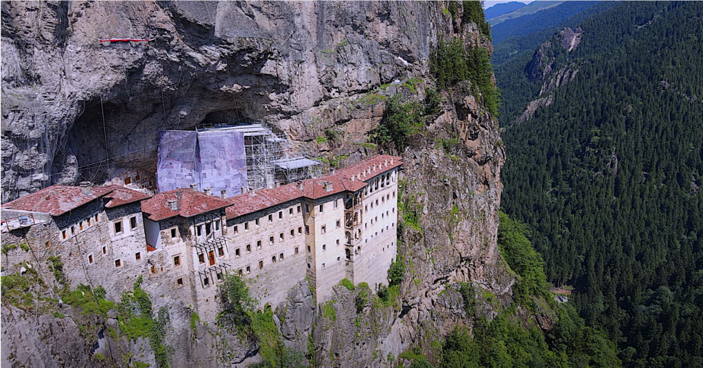 蘇美拉修道院整修多年。(圖／YT@Guclu Atamer）