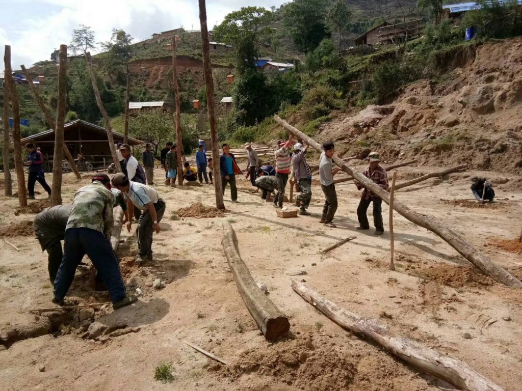 緬北邊境用木頭搭建臨時隔離屋防止疫情擴散。