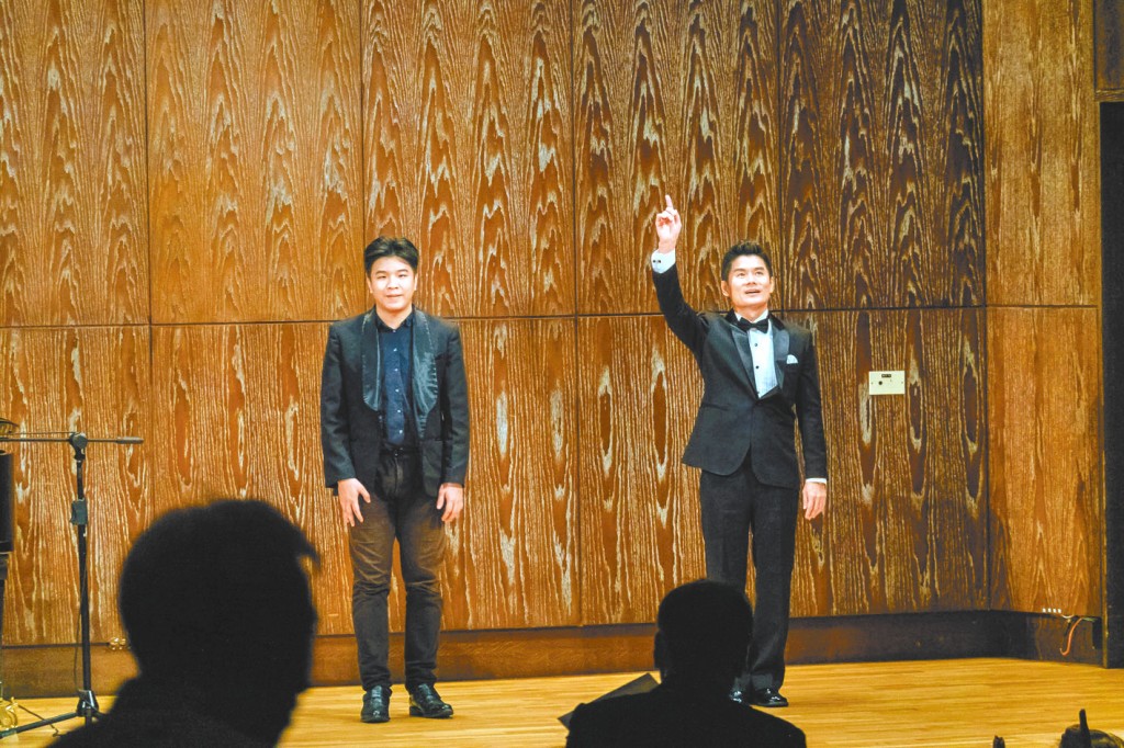 黃國威（右）在獨唱會中演唱歌曲。