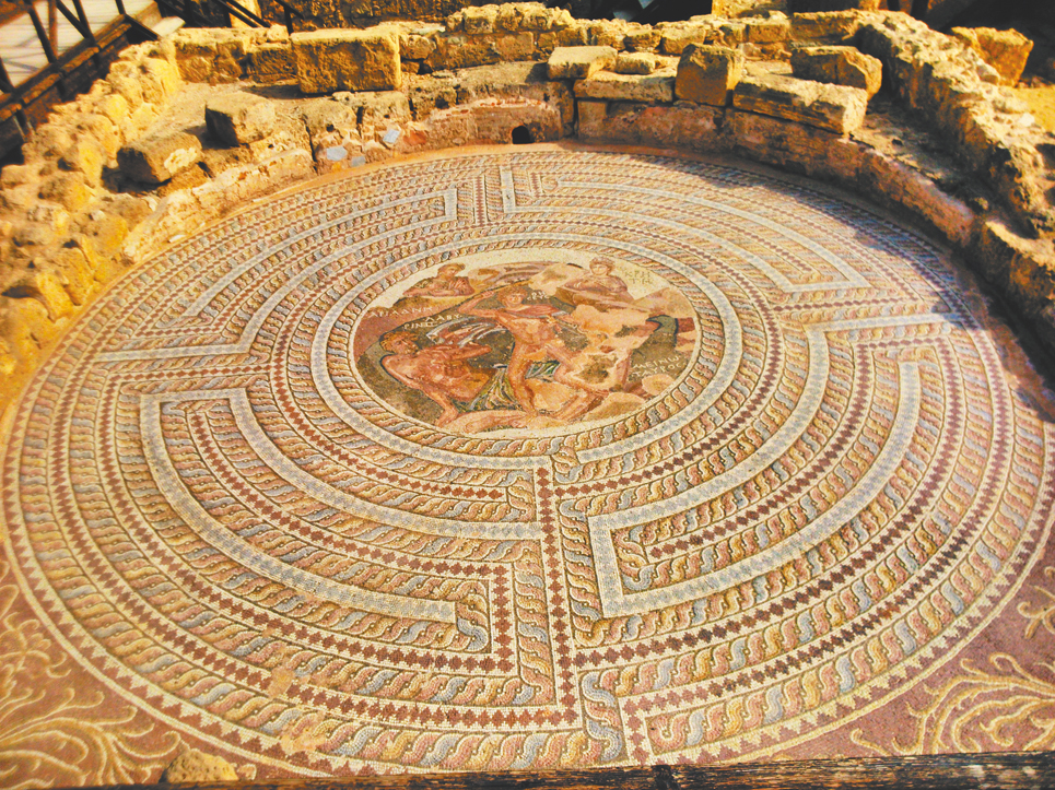 圖1. Mosaic floor depicting the mythical duel between Theseus and the Minotaur in the Labyrinth of Crete, House of Theseus, 3rd-4th century AD, Paphos Archaeological Park, Cyprus