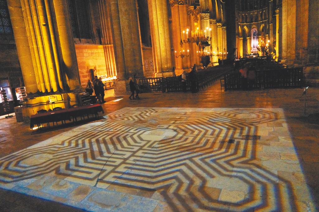 圖6. Projection of the destroyed labyrinth at its former place in the nave of Reims Cathedral, 1221-1275, France. G. Garitan CC BY-SA 3.0