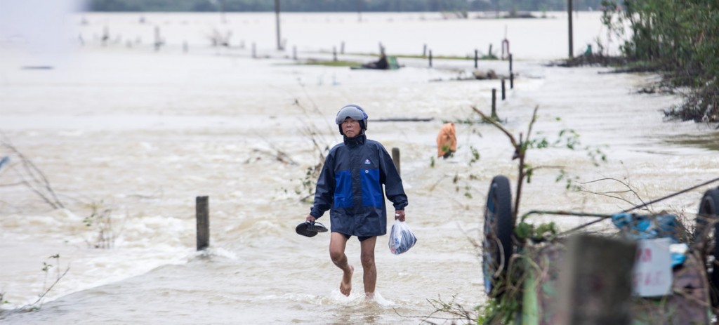 10月20日，越南承天順化省的居民趟著洪水前往救助物資領取點。來源紅十字與紅新月國際聯合會圖片