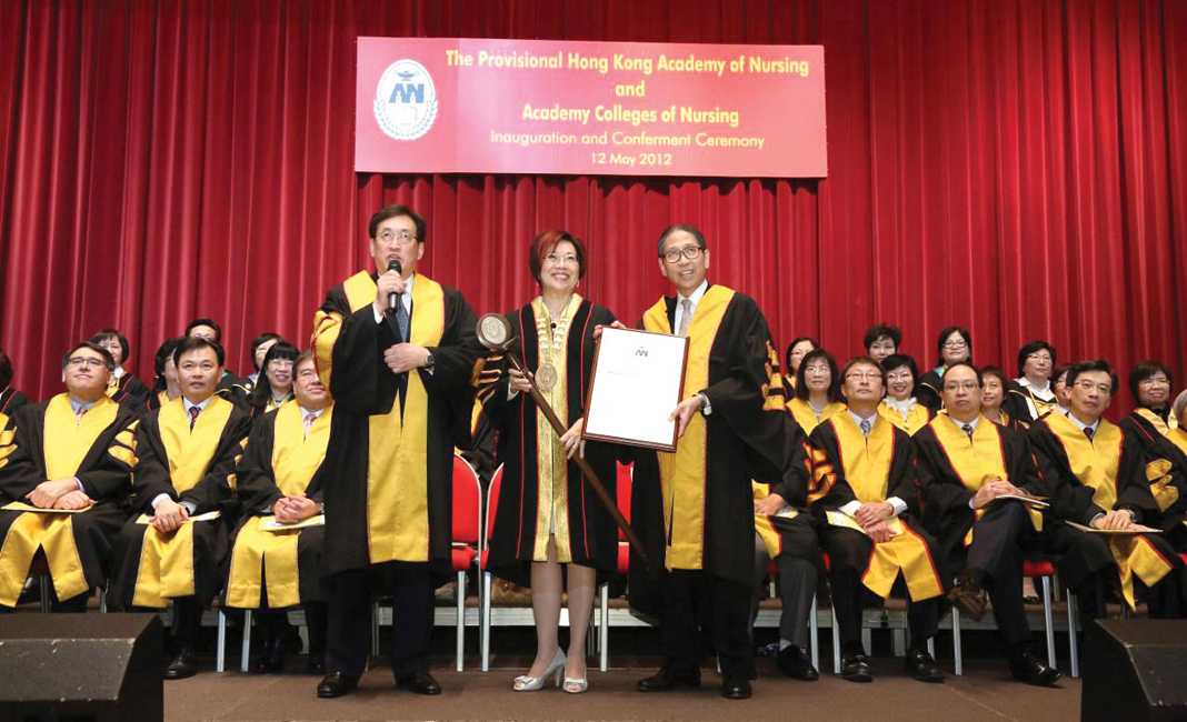 香港護理專科學院創會典禮，獲頒院長授權書。