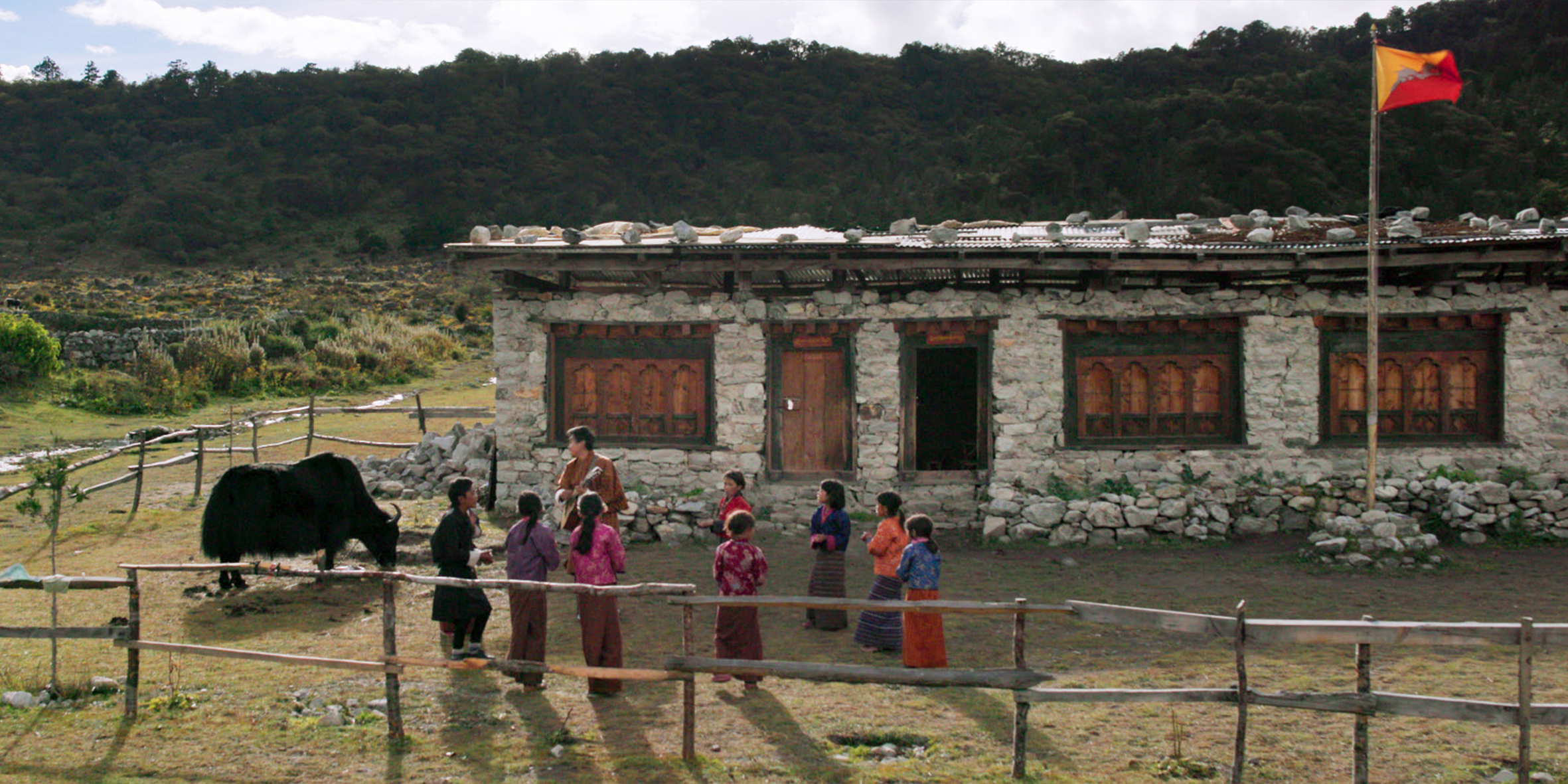 故事主角被不丹教育單位派往海拔5000公尺的「魯納納國小」（劇照提供：海鵬影業）