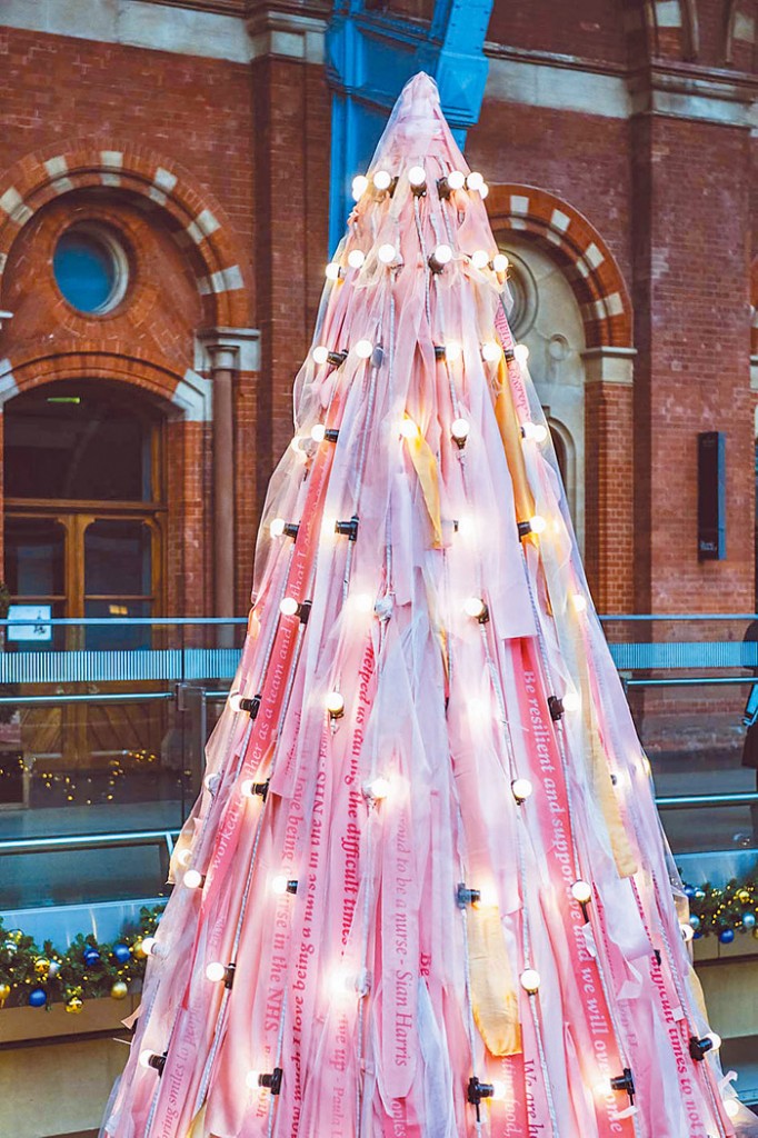 由英國醫護人員寫下話語製成的聖誕樹（圖／St Pancras InternationalStation官網）