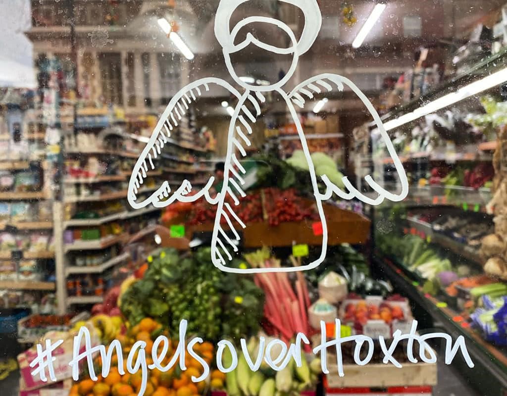 超市的窗子上也畫了天使圖案。（圖／IG@angelsoverhoxton）