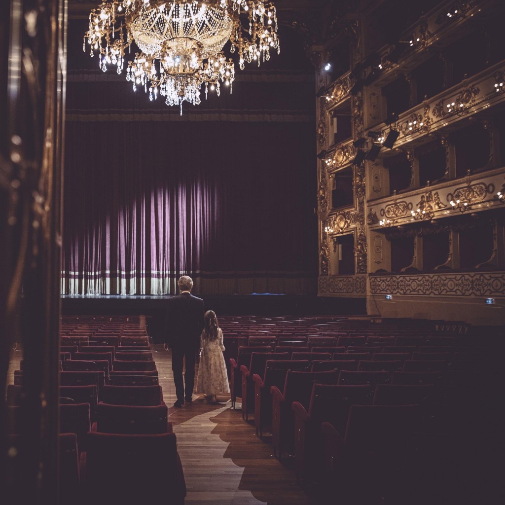 父女兩人在帕爾馬劇院歌劇院演唱（圖／FB@ Andrea Bocelli）