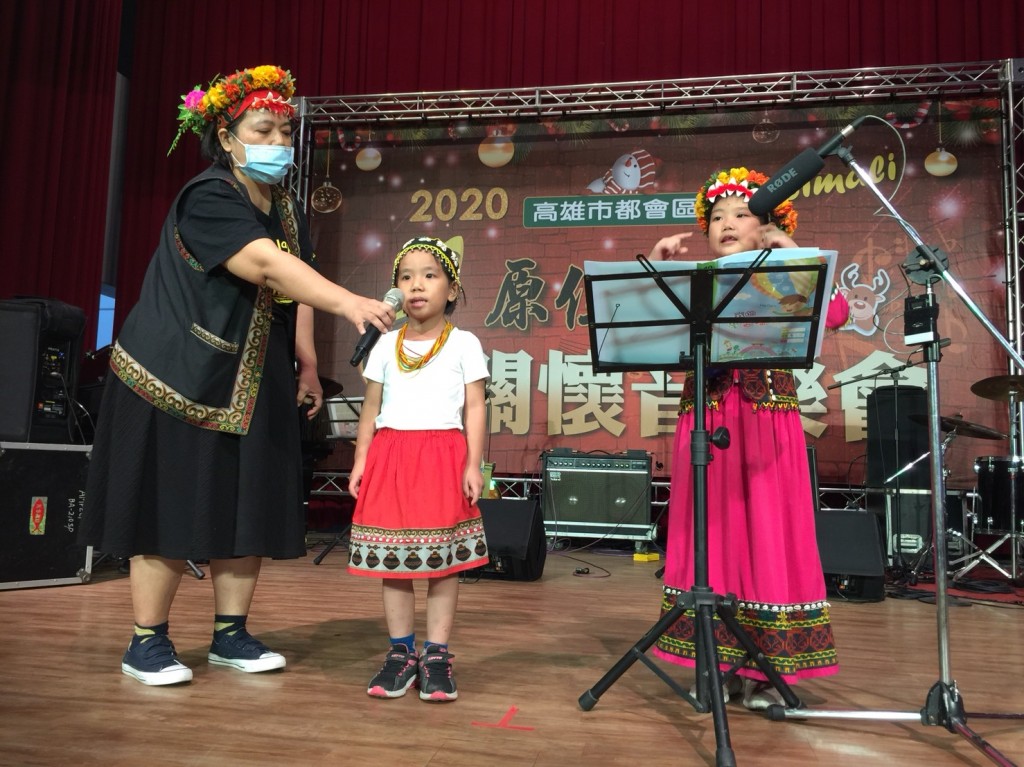 年紀最小5歲的小朋友鄺可瑩表演「兩隻老虎」萬山部落（歐佈諾伙族）族語兒歌。(圖/高雄巿原住民族關懷協會)