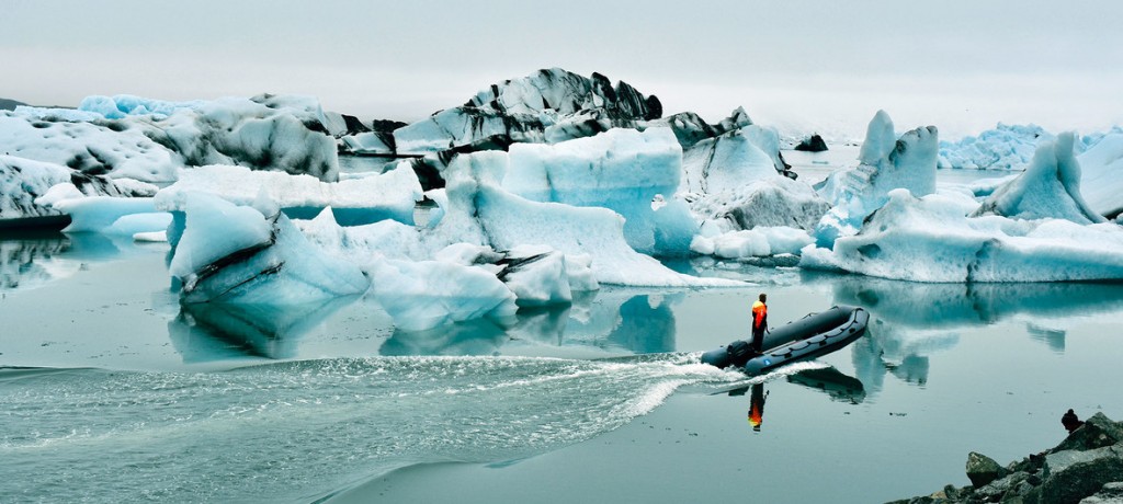 冰島的傑古沙龍冰河湖（Jökulsárlón）由冰川融水自然形成，大塊的海冰不斷從消融的冰川上落下，冰河湖的面積正在擴大。圖UN NewsLaura Quinones