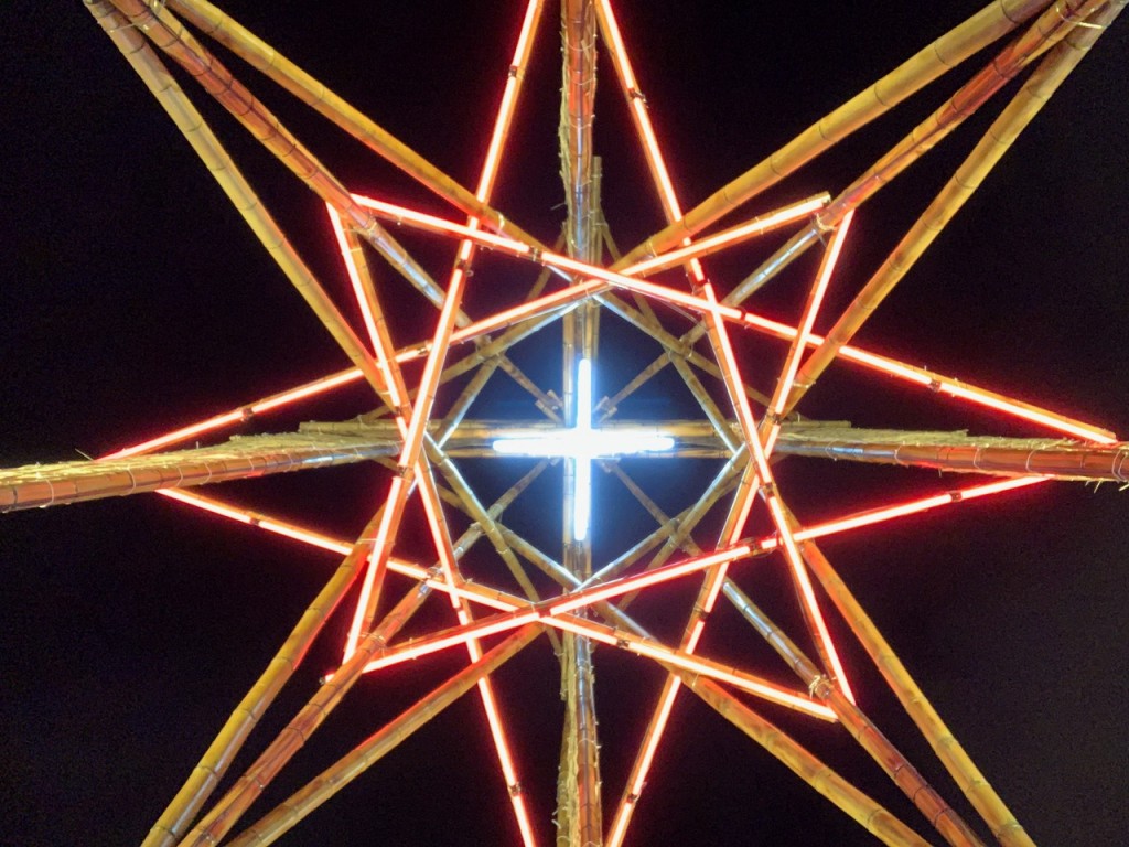 台中市府好聖誕點燈晚會-聖誕主燈「伯利恆之星」，從底部往上看可見閃耀十架（圖／何毓芬攝影）